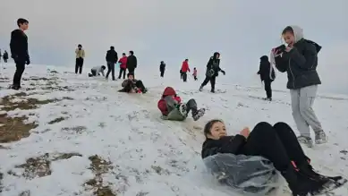 Kar Keyfi: Çocuklar Kentte Kayak Pisti Kurdu!