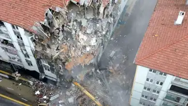 Kent Merkezinde Apartman Yıkılıyor