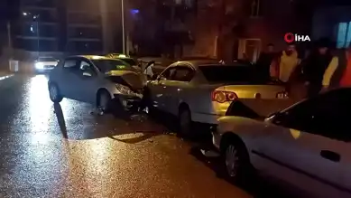 Çorum'da Park Halindeki Araçlara Çarpan Sürücü Kaçtı