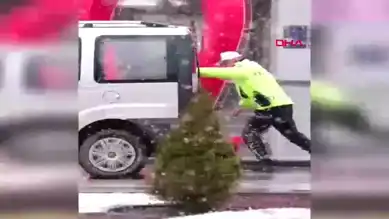 Polis, Arızalı Araca Cadde Ortasında Yardımcı Oldu