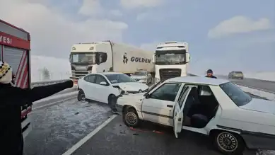 Buzlanma Nedeniyle Zincirleme Kaza: 10 Yaralı