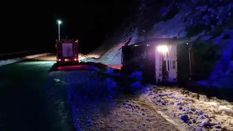 Alaca'da Buzlanma Nedeniyle Trafik Kazası: 3 Yaralı
