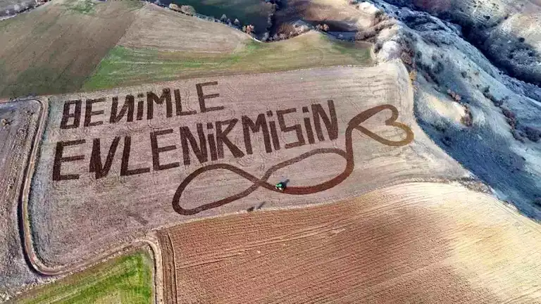 Çiftçi Traktörle Evlilik Teklifi Etti!