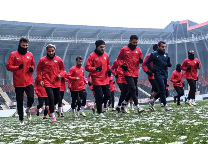 Lig Maçına Hazırlanan Takım, Kar Yağışına Rağmen Antrenmanlara Devam Ediyor