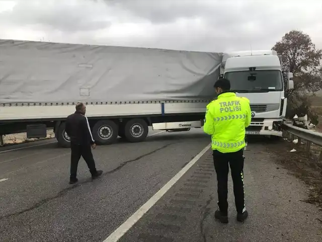Tır Kazası: Çorum-Samsun Yolu Kapatıldı