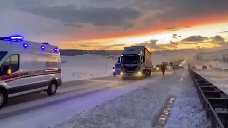 Buzlanma Nedeniyle Çoklu Kaza: 1 Ölü, Yol Kapalı