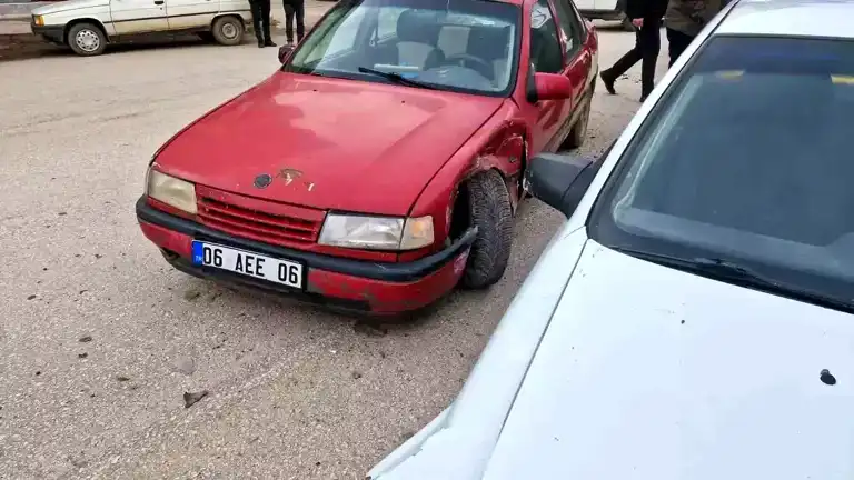 Çorum'da Kafa Kafa Çarpışma: Yaralı Var!