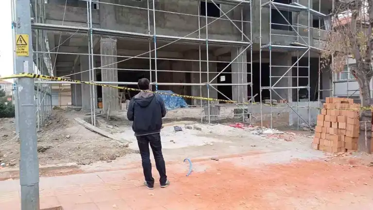İnşaat İşçisi Yüksekten Düştü, Ağır Yaralandı