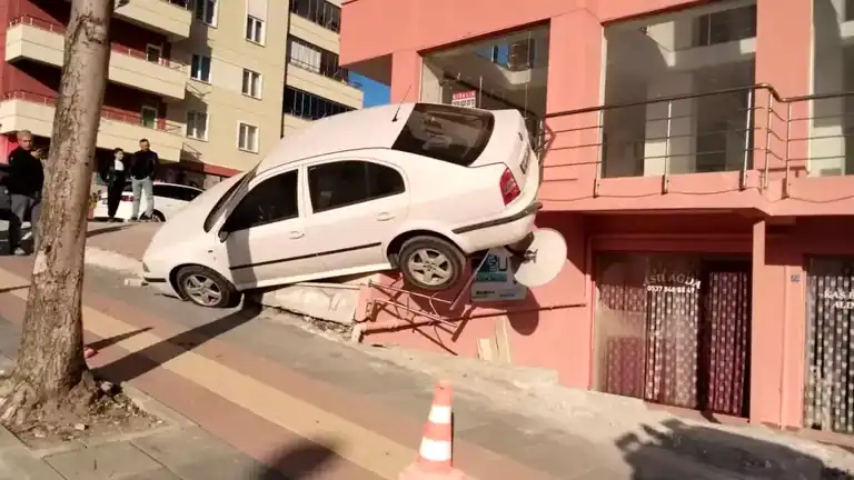 Çorum'da Park Halindeki Araç Dükkan Merdivenlerine Çıktı!