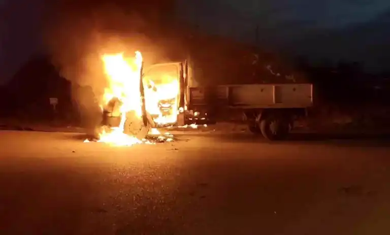 Seyir Halindeki Araçta Yangın!Çorum'da itfaiye müdahalesi