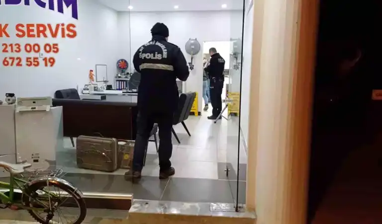 Şehir Merkezinde Silahlı Saldırı: Saldırganı Arayış Devam Ediyor