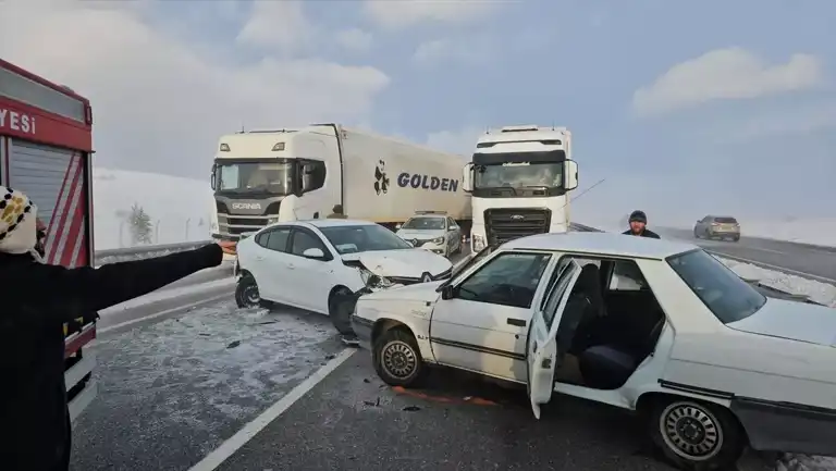 Buzlanma Nedeniyle Zincirleme Kaza: 10 Yaralı