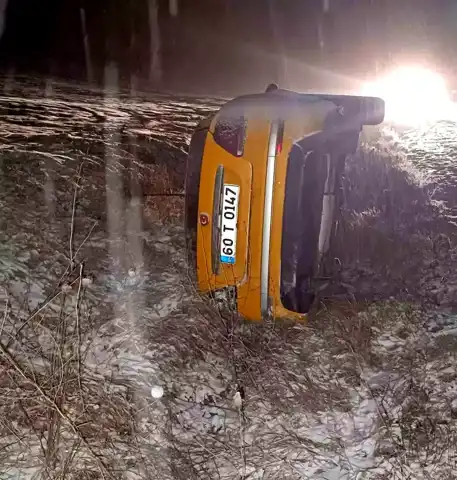 Alaca'da Taksi Tarlaya Devrildi, Sürücü Yaralandı